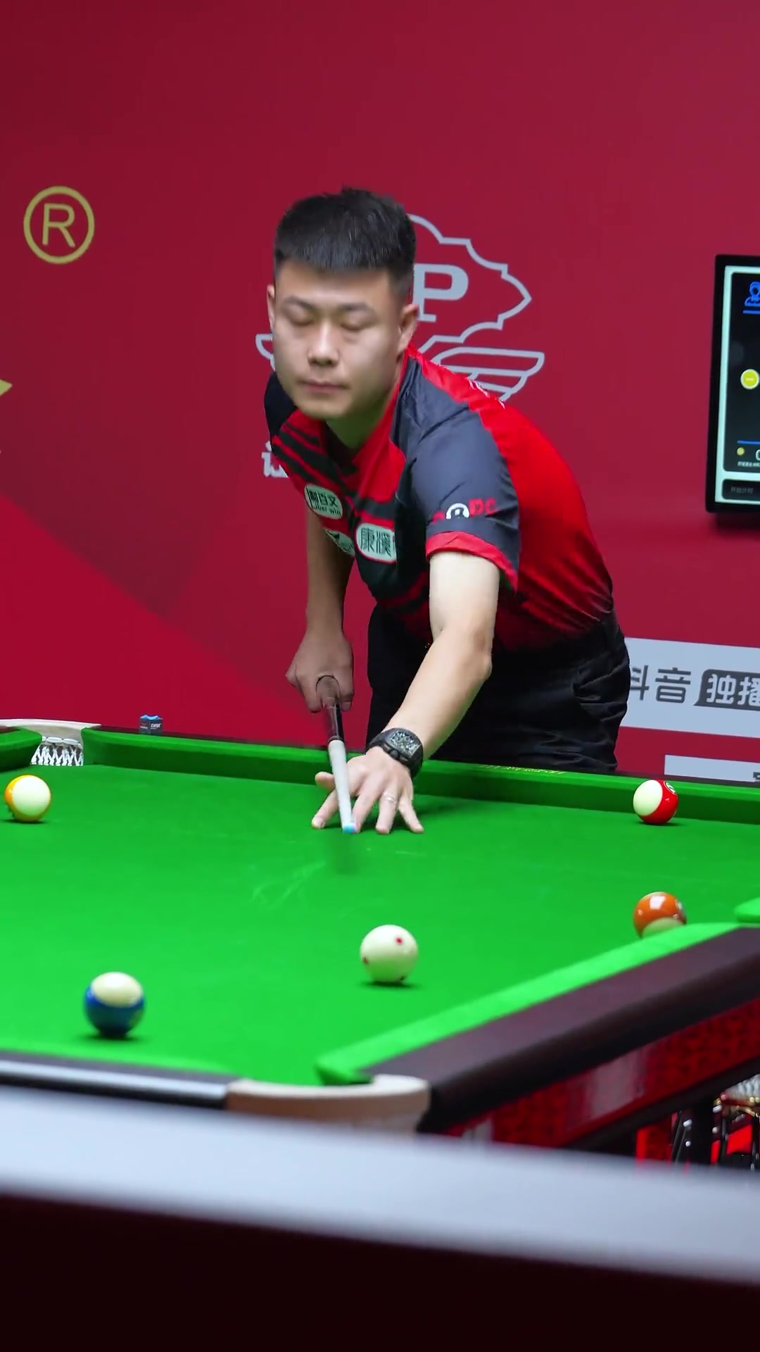 在赛场上表 在赛场上表